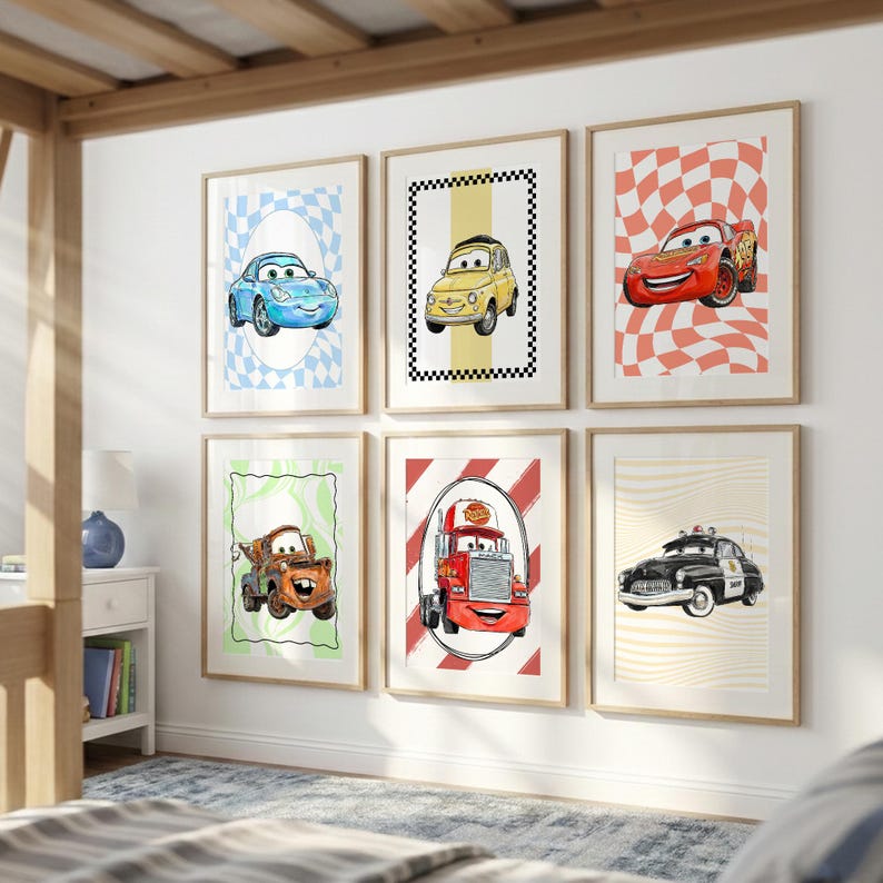 Pode incluir: Seis impress&otilde;es art&iacute;sticas emolduradas com carros de desenho animado. As impress&otilde;es mostram v&aacute;rios personagens de carros em diferentes cen&aacute;rios, incluindo um carro azul em um fundo quadriculado e um carro amarelo com uma borda preta.