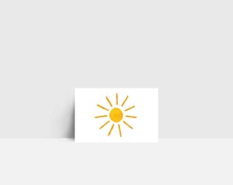 Könnte beinhalten: Eine einfache Illustration einer gelben Sonne mit nach außen gerichteten Strahlen. Die Sonne ist in einem kindlichen Stil gezeichnet.