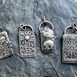 Pingente de Carta de Tarô; Amuletos de Carta de Tarô; Amuletos de Tarô de Prata; Os Amantes; A Torre; A Estrela; A Caveira e o Corvo; A Lua; Justiça
