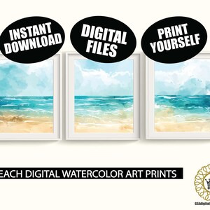 Könnte beinhalten: Drei gerahmte Aquarelldrucke, die eine Strandszene mit blauem Ozean, sandigem Ufer und bewölktem Himmel zeigen. Jeder Druck ist mit einem schwarzen Oval mit der Aufschrift "INSTANT DOWNLOAD", "DIGITAL FILES" und "PRINT YOURSELF" versehen. Der Text "BEACH DIGITAL WATERCOLOR ART PRINTS" befindet sich darunter.