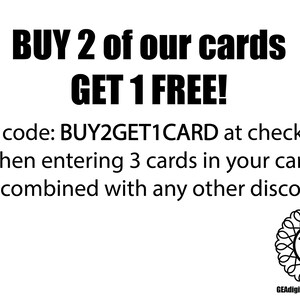 K&ouml;nnte beinhalten: Schwarz-wei&szlig;er Text auf wei&szlig;em Hintergrund mit der Aufschrift "KAUFEN SIE 2 unserer Karten, ERHALTEN SIE 1 GRATIS!" Verwenden Sie den Code: BUY2GET1CARD an der Kasse, wenn Sie 3 Karten in Ihren Warenkorb legen. (Nicht kombinierbar mit anderen Rabatten.)"