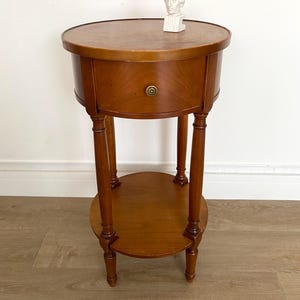 Vintage nachtkastje, Vintage ronde bijzettafel, Bijzettafel met opbergruimte, Louis Philippe-stijl