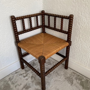 SEDIA AD ANGOLO in gambe a rocchetto di legno tornito e paglia intrecciata, Vecchia sedia da fattoria, Decorazione rustica della fattoria,