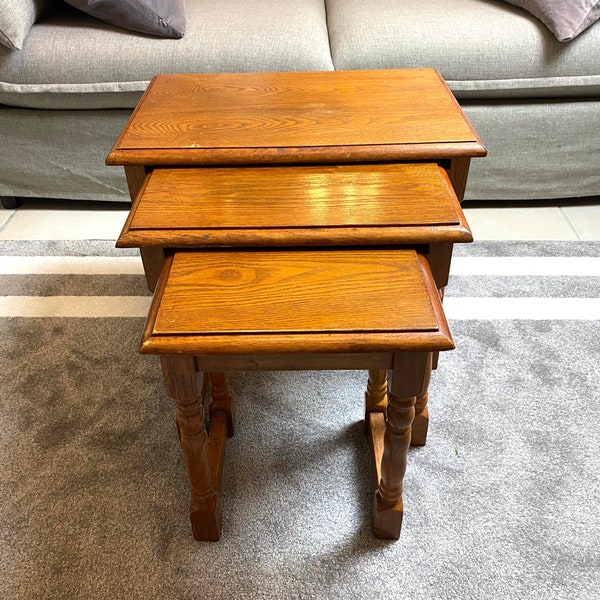 TABLE GIGOGNE Français en châtaigner massif tourné , Sellette en bois tourné, Vintage Mid -Century, XX eme siecle