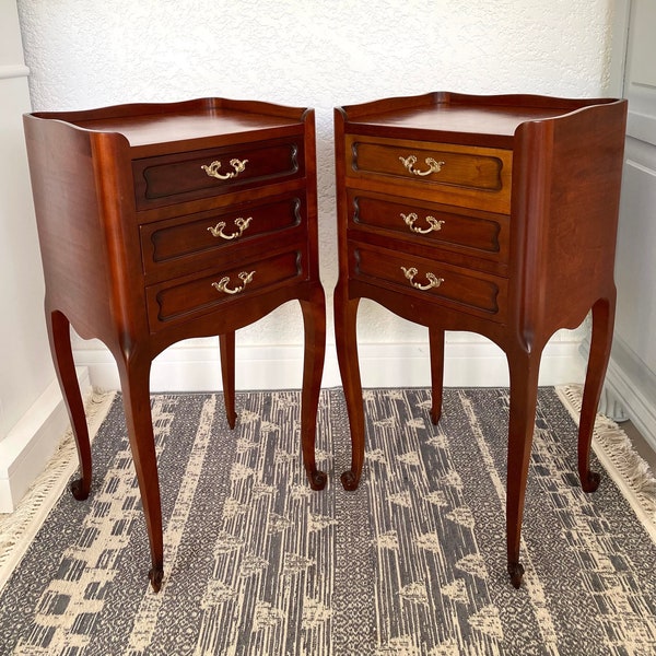 Tables de nuit françaises style néo-classique en bois massif et du laiton à trois tiroirs, Table de chevet ancienne, Commode de chevet