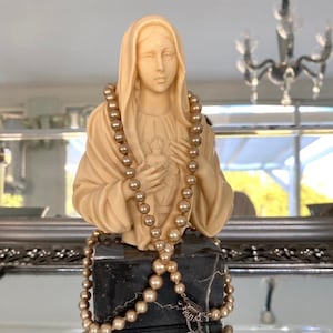 A.SANTINI Bust of the Holy Virgin in alabaster marble and resin, Italian religious bust of the 1950&#39;s, Sculpture MID Century