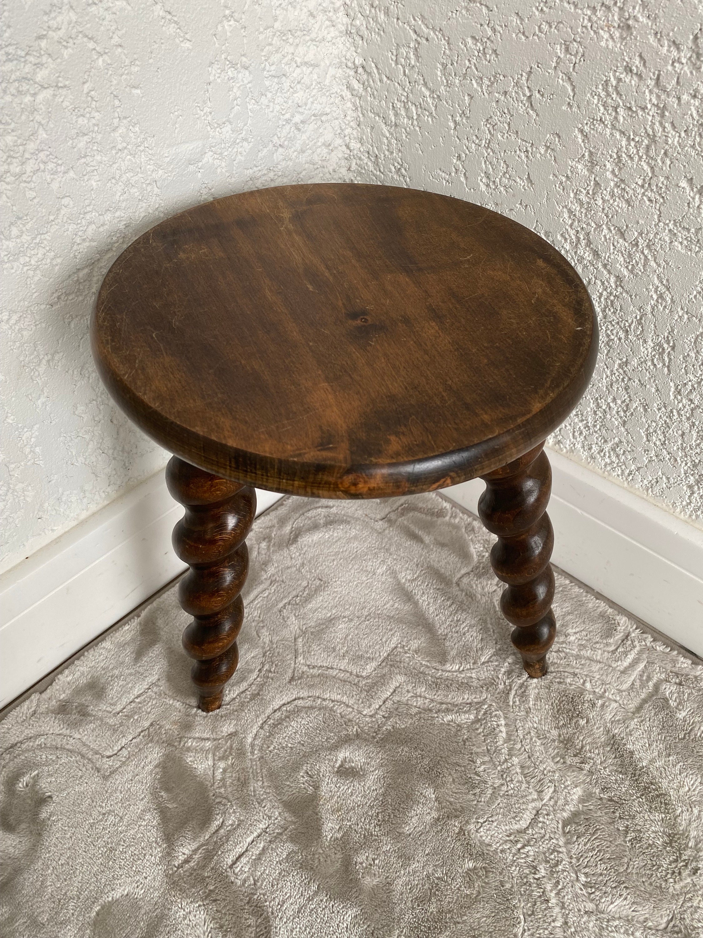 tabouret français tripode en bois massif à pieds torsadés , sellette tourné, vintage mid -century, xx siècle,