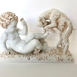 Bohumil REZL (1899-1963), Porzellanengel mit Kind, alte emaillierte Porzellanfigur, französische Art-Deco-Puttenskulptur