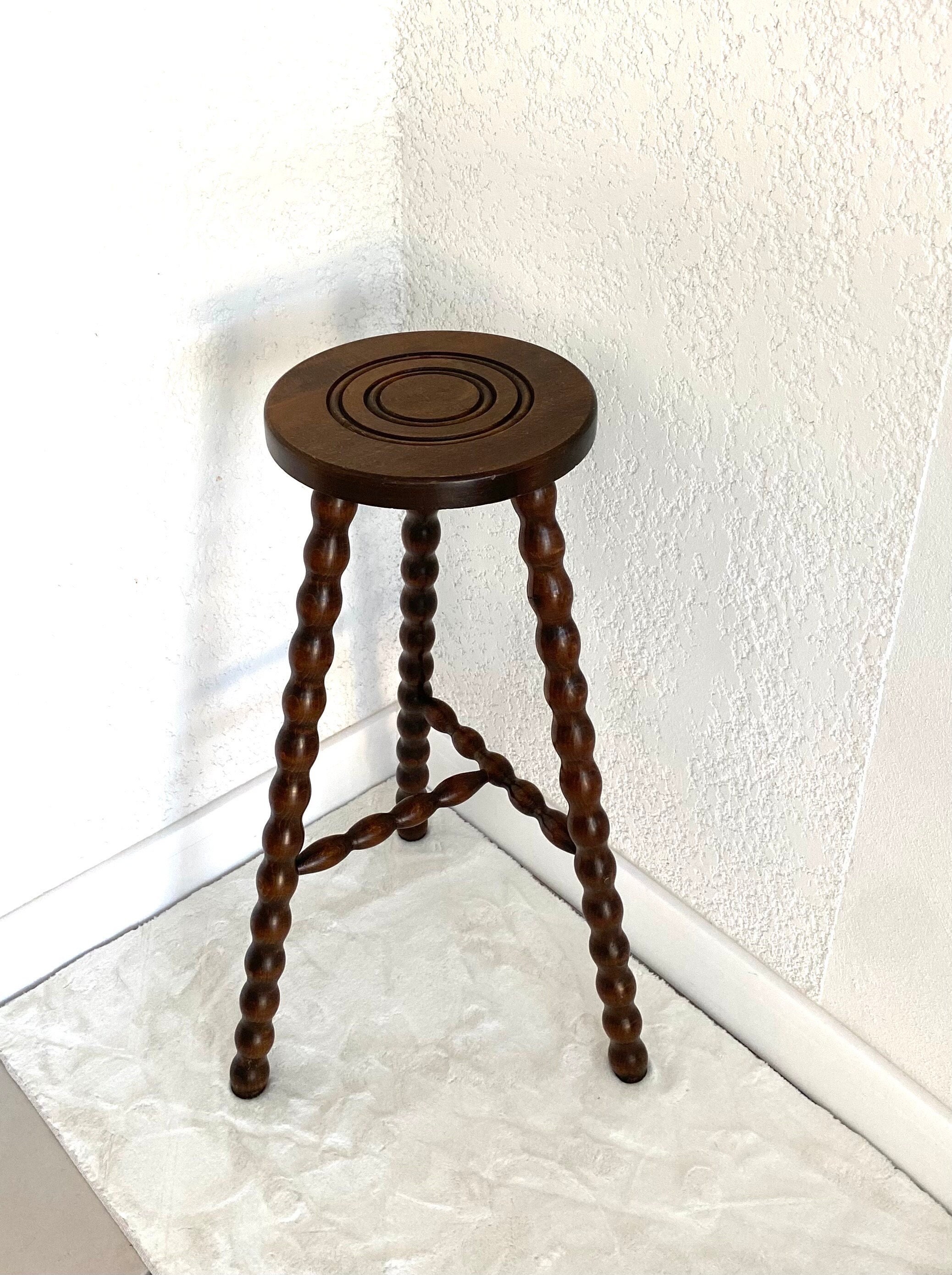 tres grand tabouret français tripode en bois massif tourné, sellette vintage mid -century, xx siècle