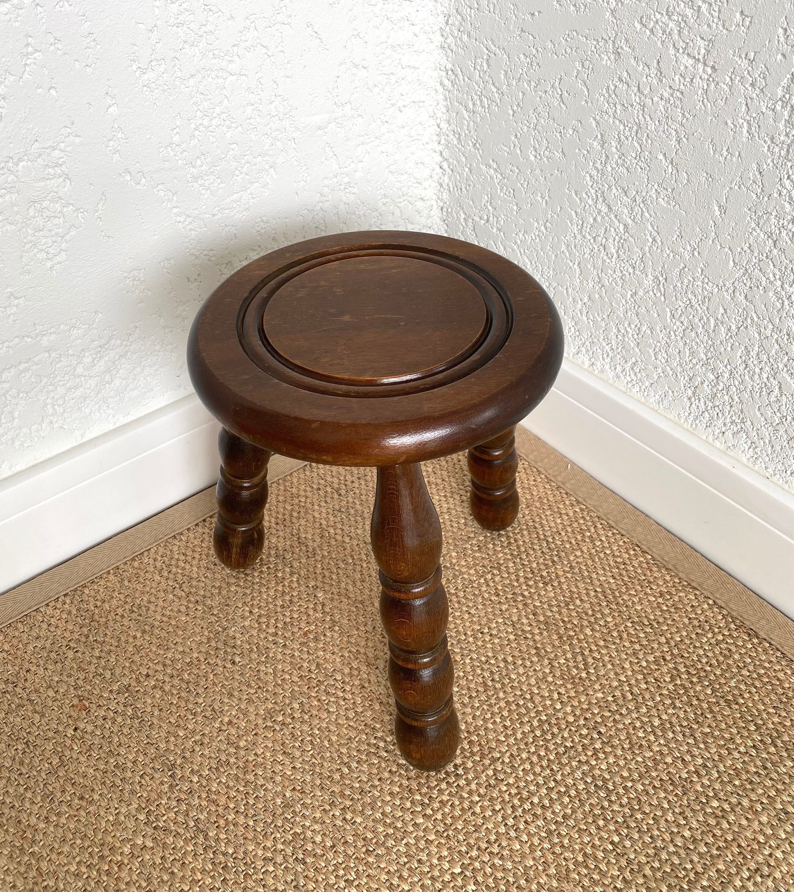 tabouret français tripode en bois massif à pieds torsadés, sellette tourné, vintage mid -century, xx siècle,