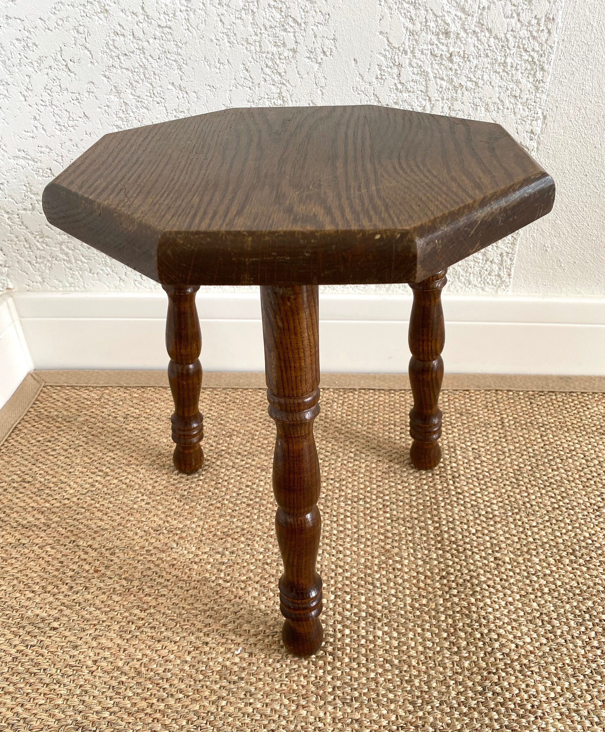 tabouret français tripode en bois massif tourné de forme octogonale, sellette tourné, vintage mid-century, tabouret vintage