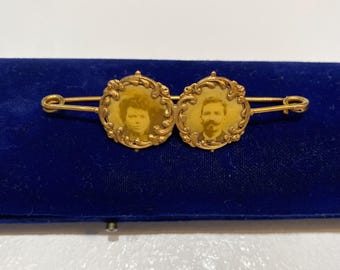 Antieke 18-karaats gouden broche met portretten, een sentimenteel sieraad uit het begin van de 20e eeuw.