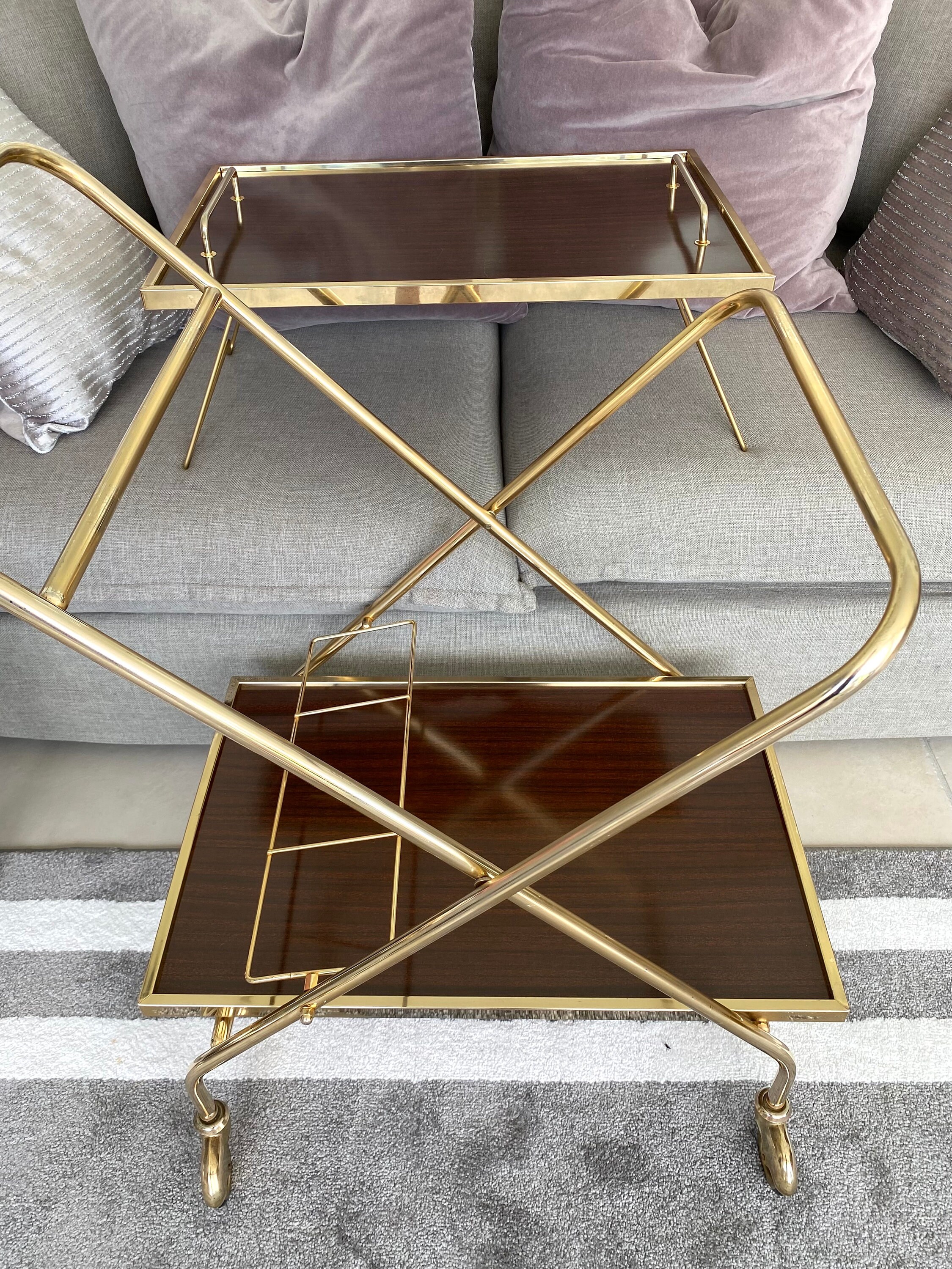 ミッドセンチュリーのフォルミカと真鍮のローリングサービングカート