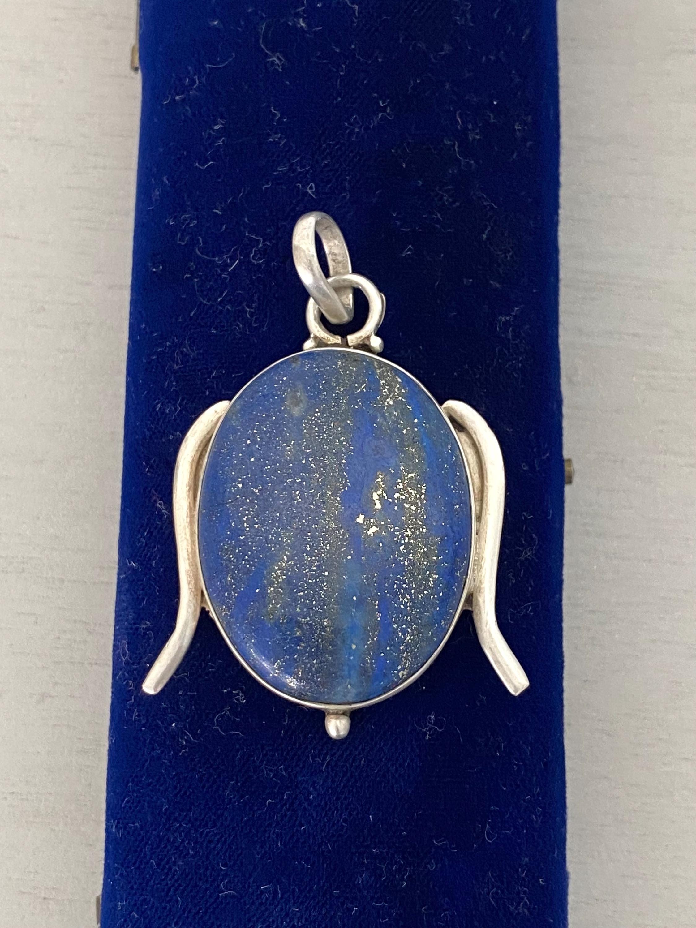 Pendentif en pierre précieuse lapis lazuli bleu naturel fait à la
