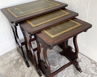 TABLES GIGOGNES Françaises en bois massif avec plateau en cuir vert/doré, Tables d'appoint de style empire, Tables basse vintage français