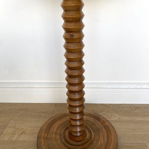 Splendid floor lamp in the Charles Dudouyt style from the 1940s, Floor lamp in turned oak with corkscrew base.