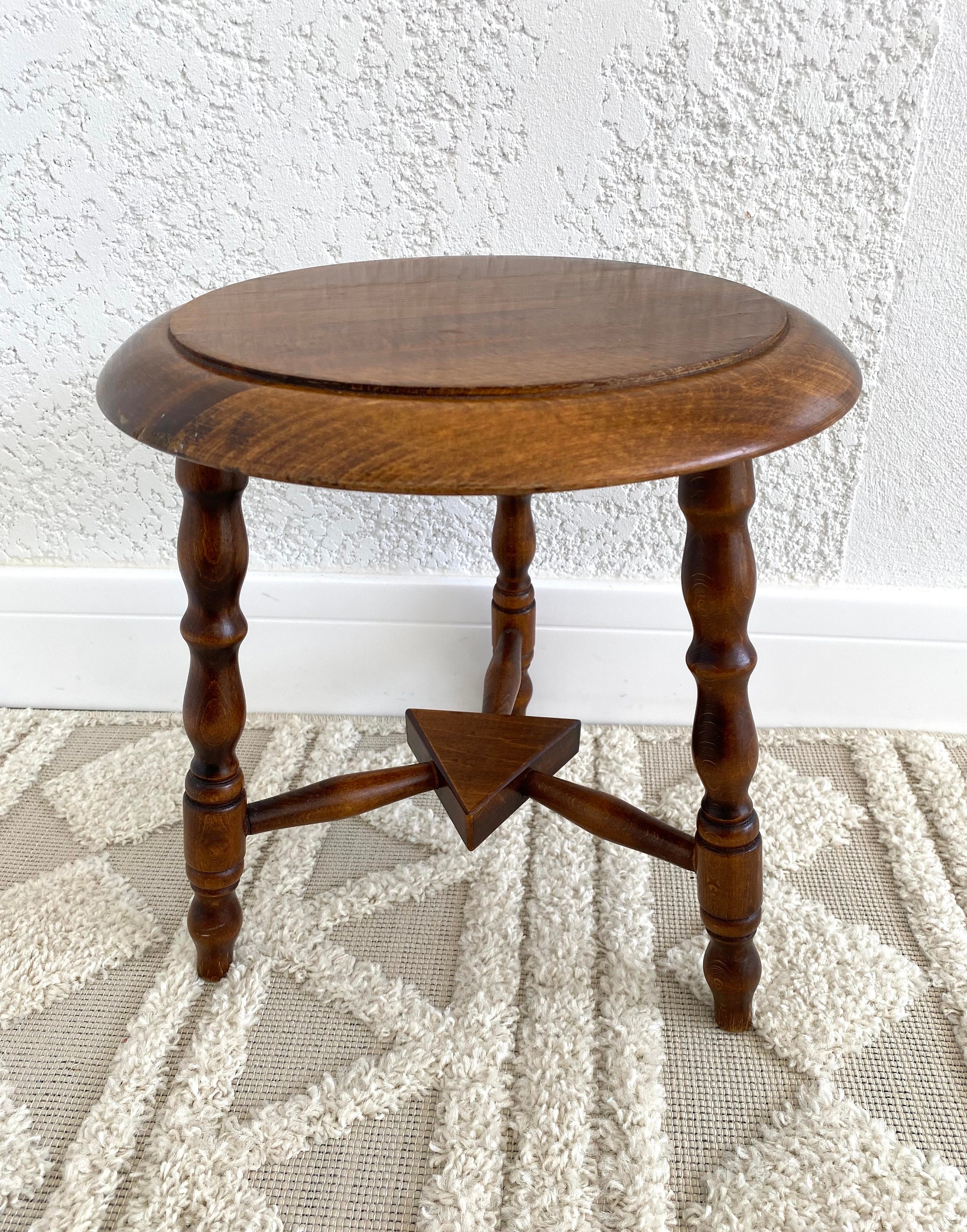 tabouret français tripode en bois massif à pieds tournés , sellette tourné, vintage mid -century, xx siècle,