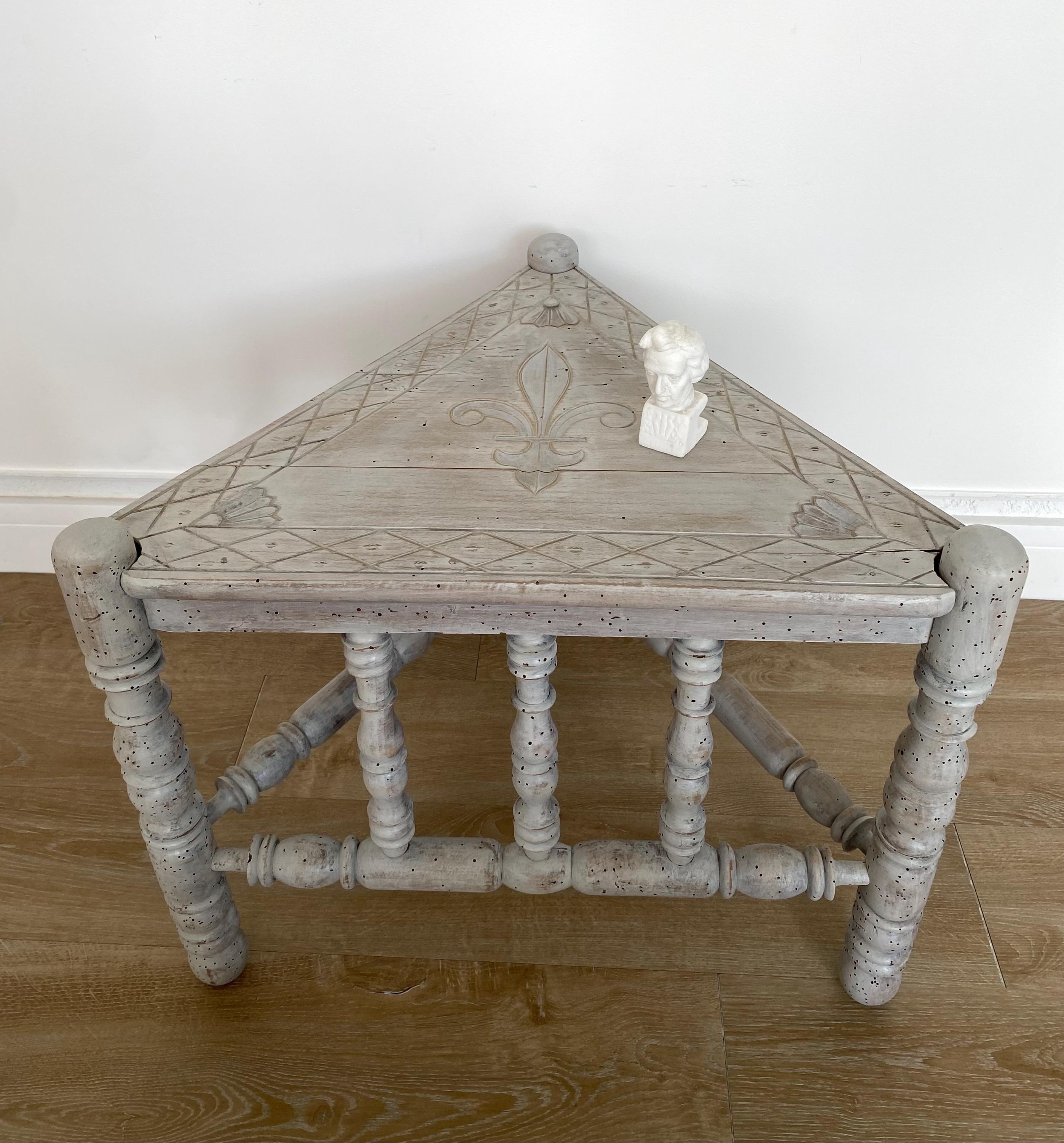 Tabouret D'angle Ancien En Bois Sculpté-Patine Grise, Style Rustique Vintage, Meuble Coin De Pièce Campagne, Mobilier Décoratif