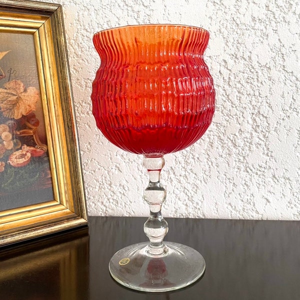 Mid Century Grande coupe sur pied en verre rouge orangé soufflé vintage, Coupe en verre structuré sur pied décoré de boules, Vintage italien