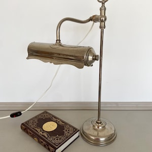 Lampada da banchiere antica molto decorativa in ottone e rame nichelato, Lampada da tavolo antica, Lampada da comodino vintage