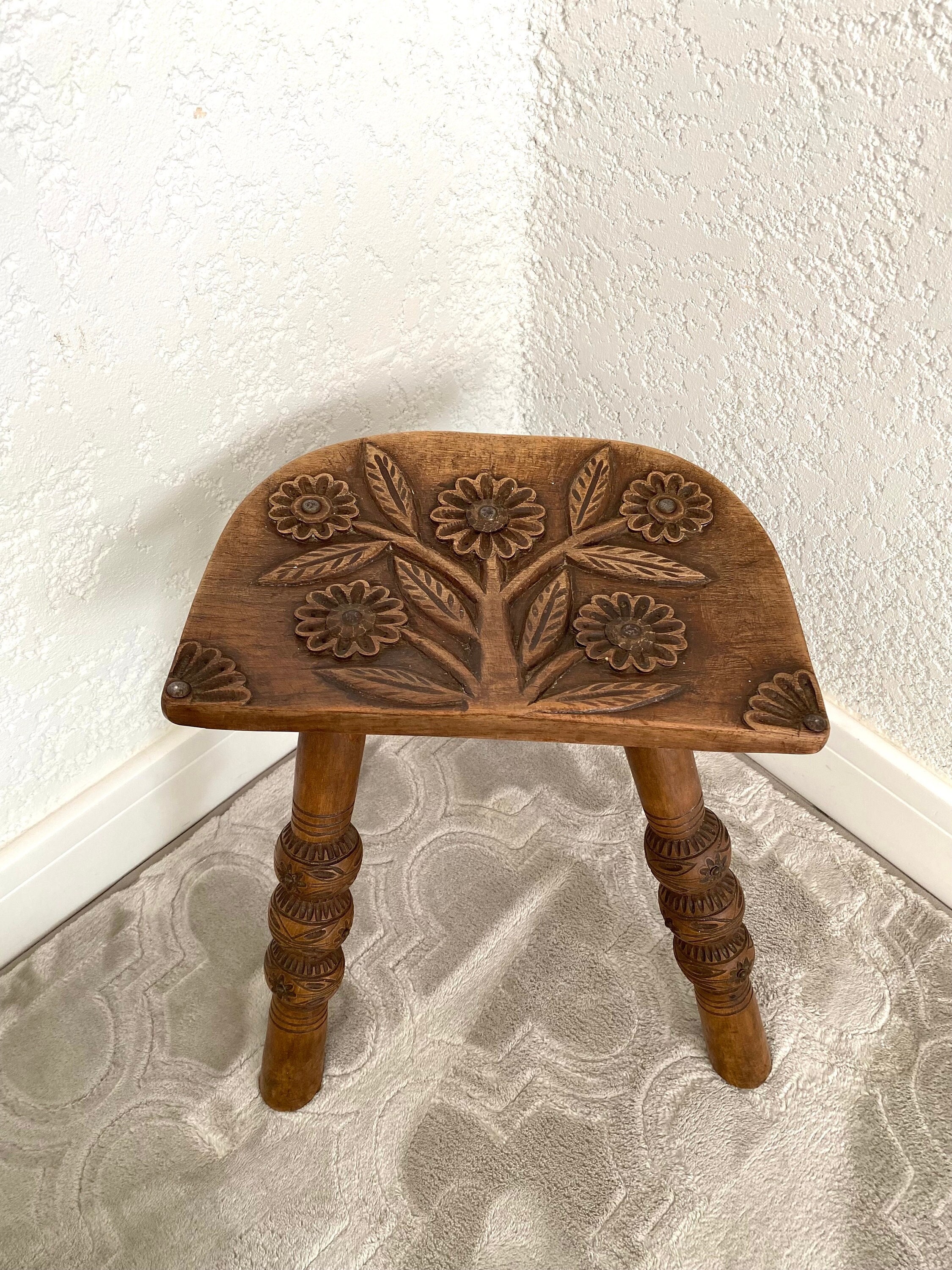 tabouret français tripode en bois massif tourné , sellette tourné, vintage mid -century, xx siècle,