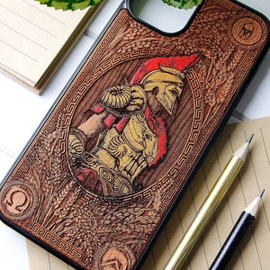 Spartan Recolored – Handyhülle aus Holz mit Lasergravur + Handbemalung für iPhone 15, 14, 13, 12, 11, XS, X und Samsung S23, S22, S21, S20