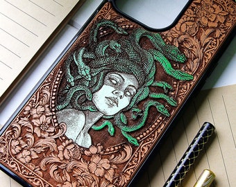 Medusa Recolored - Étui de téléphone en bois gravé au laser + peinture à la main pour iPhone 15, 14, 13, 12, 11, XS, X et Samsung S23, S22, S21, S20