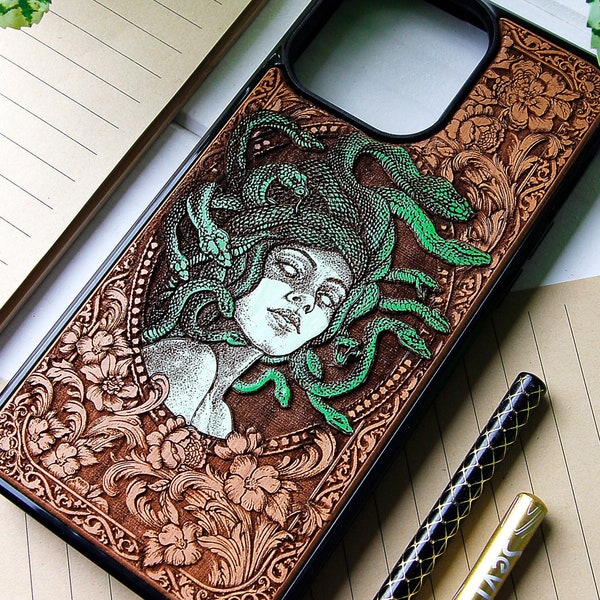 Medusa Recolored – Handyhülle aus Holz mit Lasergravur + Handbemalung für iPhone 15, 14, 13, 12, 11, XS, X und Samsung S23, S22, S21, S20