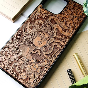Medusa - Étui de téléphone en bois gravé au laser pour iPhone 15, 14, 13, 12, 11, XS, X et Samsung S23, S22, S21, S20