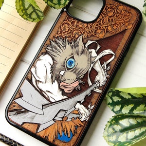 Sanglier des forêts - Coque bois gravée laser + peinture à la main pour iPhone 15, 14, 13, 12, 11, XS, X et Samsung S23, S22, S21, S20