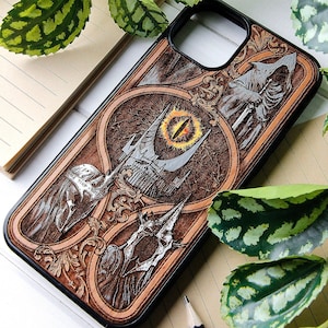 Sauron - Handyhülle Holz lasergraviert + handbemalt für iPhone 15, 14, 13, 12, 11, XS, X und Samsung S24, S23, S22, S21, S20