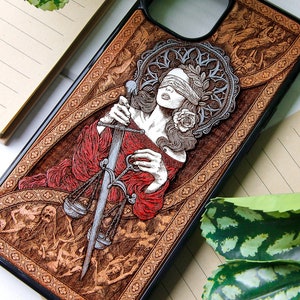 Gerechtigkeit – Handyhülle aus Holz mit Lasergravur + Handbemalung für iPhone 15, 14, 13, 12, 11, XS, X und Samsung S23, S22, S21, S20