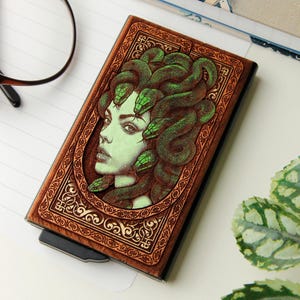 Medusa - Wooden card holder with laser engraving and hand painting, maximum capacity of 9 cards with clip ejection