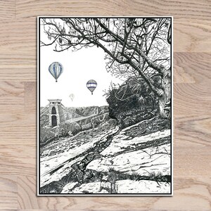 Könnte beinhalten: Eine Schwarzweißillustration einer Brücke mit Heißluftballons am Himmel. Die Brücke ist aus Stein und hat eine Hängebrückenkonstruktion. Die Heißluftballons befinden sich in der oberen rechten Ecke des Bildes. Das Bild ist in einem realistischen Stil gezeichnet.