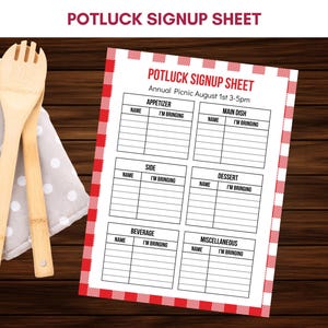 Könnte beinhalten: Ein Potluck-Anmeldebogen mit rot-weiß kariertem Rand. Das Blatt ist in Abschnitte für Vorspeisen, Hauptgerichte, Beilagen, Desserts, Getränke und Sonstiges unterteilt. Holzutensilien und ein Topflappen mit Tupfen befinden sich im Hintergrund.