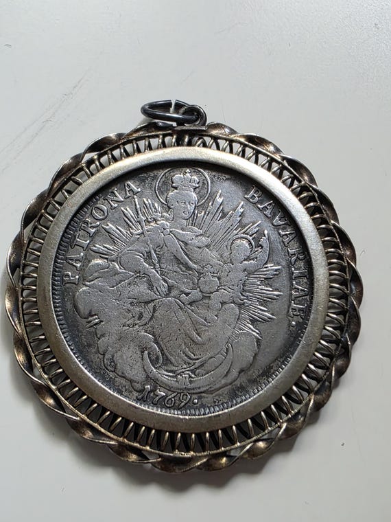 1769年製バイエルンシルバーターラーペンダント – Patrona Bavariae 