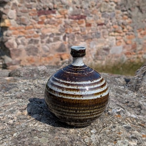 Vintage Studio Pottery Bud Vase Signerad W – Europeisk konstkeramik, 1970-talets handgjorda keramiska flaskvas, MCM Wabi Sabi-dekor, present till samlare