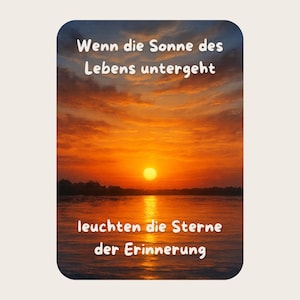 Puede incluir: Una impresión artística digital que muestra una puesta de sol sobre el agua. El cielo está lleno de tonos naranjas y amarillos, con el sol poniéndose en el horizonte. El texto en alemán dice: "Wenn die Sonne des Lebens untergeht, leuchten die Sterne der Erinnerung."