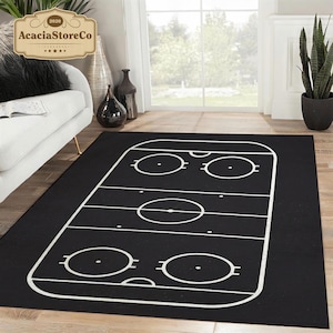 K&ouml;nnte beinhalten: Schwarz-wei&szlig;er Hockeyfeld-Teppich. Der Teppich zeigt eine wei&szlig;e Umrandung eines Hockeyfeldes mit Kreisen f&uuml;r die Bully-Punkte und die Torlinien.