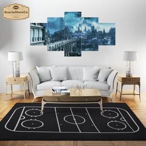 K&ouml;nnte beinhalten: Ein schwarz-wei&szlig;er Hockeyfeld-Teppich mit drei Kreisen in der Mitte. Der Teppich liegt auf einem Holzboden vor einem wei&szlig;en Sofa und zwei Beistelltischen mit Lampen.