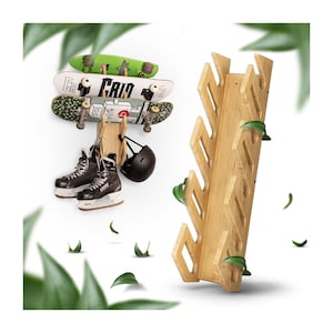 Könnte beinhalten: Ein wandmontierter Skateboard-Ständer aus Holz mit sechs Steckplätzen zur Aufbewahrung von Skateboards. Der Ständer ist aus natürlichem Bambus gefertigt und hat eine hellbraune Farbe. Der Ständer ist mit Skateboards und anderem Sportausrüstung ausgestattet.