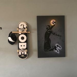 Vertikale Skateboard Wandhalterung – nachhaltige Bambushalterung für jedes Board, made by CRID Frankfurt.