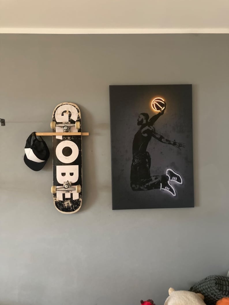 Vertikale Skateboard Wandhalterung – nachhaltige Bambushalterung für jedes Board, made by CRID Frankfurt.