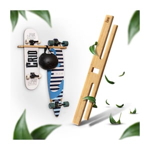 Pode incluir: Um suporte para skate de madeira clara, com dois skates e um capacete. Um skate é branco com texto preto, o outro é azul e branco com um desenho de âncora. O suporte foi projetado para guardar skates.