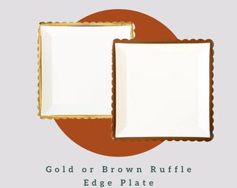 Puede incluir: Dos platos cuadrados con centros blancos y bordes festoneados. Uno tiene borde dorado y el otro marrón. Los platos están sobre un fondo circular marrón. El texto en la parte inferior dice "Gold or Brown Ruffle Edge Plate."