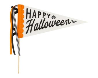 Könnte beinhalten: Ein dreieckiger weißer Wimpel mit dem schwarzen Schriftzug HAPPY HALLOWEEN sowie einem kleinen Kürbis- und Fledermaussymbol. Die linke Kante hat eine orangefarbene Bogenkante an einem Holzstab mit hängenden orangefarbenen, schwarzen und gestreiften Bändern.