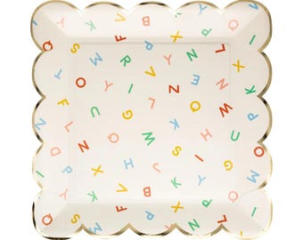 Könnte beinhalten: Ein weißer Papierteller mit gewelltem Rand und goldenem Rand. Der Teller ist mit bunten Buchstaben des Alphabets bedeckt. Die Buchstaben sind in verschiedenen Farben, darunter Rot, Blau, Gelb und Grün. Der Teller ist quadratisch.