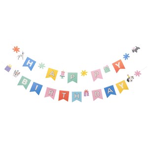 Puede incluir: Una pancarta de cumpleaños feliz colorida con banderas que presentan letras, estrellas y pequeñas ilustraciones de regalos, un pastel y animales.