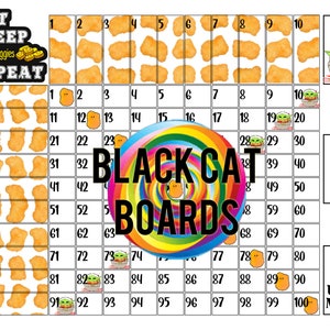 Peut inclure: Un plateau de jeu imprimable avec une grille de 100 cases. Chaque case contient une image de dessin animé d'un nugget de poulet. Le plateau est intitulé "Black Cat Boards" et porte le texte "Eat Sleep Chicky Nuggies Repeat" en haut à gauche.