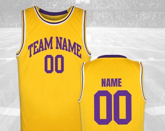 Puede incluir: Camiseta de baloncesto amarilla con ribetes y letras moradas. La parte delantera de la camiseta dice "TEAM NAME" y "00". La parte trasera de la camiseta dice "NAME" y "00".